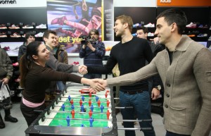 DRUŽENJE: Fudbaleri Partizana ‘roštiljali’ zajedno sa navijačima