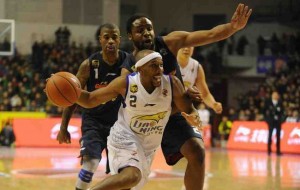 LUDILO SA ZVUKOM SIRENE: Bivši plej Partizana pogodio ‘paklenu’ trojku za pobedu Sasarija (VIDEO)