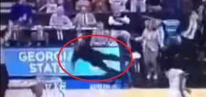 NASMEŠITE SE MOLIM: Tata mu pao sa stolice kada je pogodio trojku u poslednjoj sekundi (VIDEO)