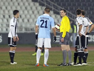 NISU IM SE SVIDELE PORUKE: Sudije zbog Grobara prekidale meč (FOTO)