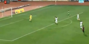 KAKVA ŠTETA: Pretrčao ceo teren i onda se propisno obrukao (VIDEO)