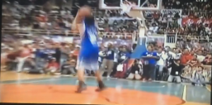 NASMEŠITE SE MOLIM: Najbolje zakucavanje u istoriji košarke (VIDEO)