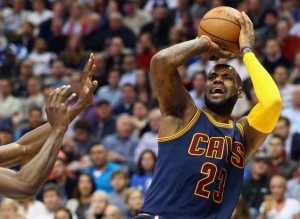 NBA: ‘Kralj’ i bez prepoznatljive znojnice na glavi razbio Mavse, šampion se budi (VIDEO)