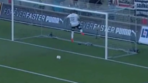 GLAVO LUDA, ALI BUKVALNO: Dečko, šta ti bi? (VIDEO)