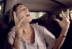 KORENI SU KORENI: Nemačka teniserka peva Đurđevdan (VIDEO)