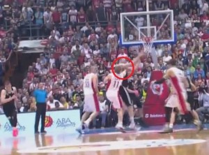 DETALJ O KOJEM BRUJU KOŠARKAŠKA JAVNOST: Da li je Blažič namerno povredio Milutinova? (ANKETA) (VIDEO)