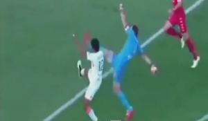 KAD NE MOŽEŠ DA IH POBEDIŠ, PRIDRUŽI IM SE: Pogledajte bizaran autogol (VIDEO)