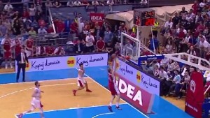 ZVEZDA JE JAKA KADA KIDA JAKA: Slovenac ‘iskalio bes na obruču’ (VIDEO)