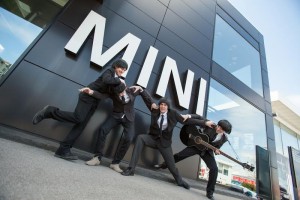 MINI IZNENADIO BEOGRAĐANE: ‘The MINI’S’ svirali na ulicama glavnog grada! (FOTO)