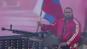 PROVOKATOR: Bugarski rvač do ringa u Kaliforniji došao na tenku i sa ruskom zastavom (VIDEO)