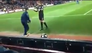 KROZ NOGE SE VAŽI DVA: Dečak iza gola obrukao nekadašnjeg golmana engleske reprezentacije (VIDEO)