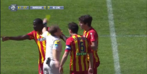 E, TO JE AUTORITET: Tražiš faul od sudije, dobiješ lakat u glavu! (VIDEO)