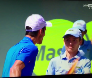 TO MOGU SAMO VELIKI: Novak se izvinio uplašenom skupljaču loptica (VIDEO)