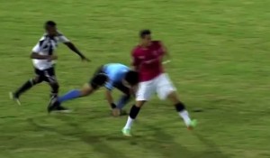 DOBRO DA NIJE TRAŽIO I FAUL: Igrač ‘oduvao’ sudiju, pa pao kao pokošen! (VIDEO)