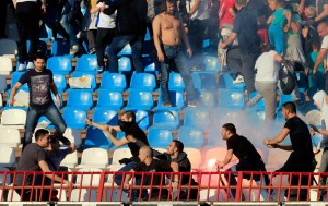 ‘BEOGRADSKI RAT’: Grobari započeli, Delije nastavile, policija završila? (VIDEO) (FOTO)