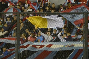 PREKID: Masovna tuča navijača u predgrađu Buenos Ajresa (VIDEO)