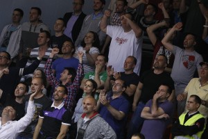 SLAVLJE NA TERENU: Kako su igrači i navijači Zvezde proslavili prvu ABA titulu u istoriji kluba (VIDEO)