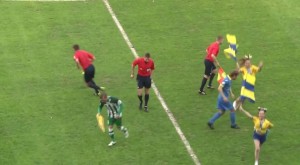 ONO KAD TE NAVIJAČICA STARTUJE: Čuvaj se čirlidersice kada zastavu nosi (VIDEO)