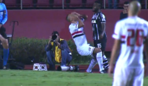 KAKVA LOŠA GLUMA: Luis Fabijano zaradio crveni karton i za sebe i za protivnika (VIDEO)