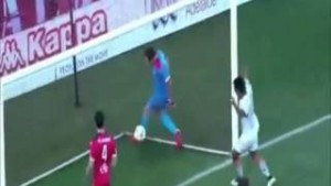 Golman je baš želeo da postigne autogol