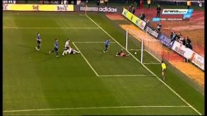 Andrija Živković pogađa glavom mrežu Mladosti