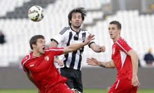 NASMEŠITE SE MOLIM: Babovića lopta pogađa u glavu! (VIDEO)