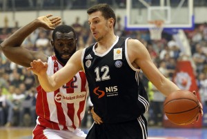 BUM: Dupli pas sa centrom i brutalno zakucavanje kapitena Partizana (VIDEO)