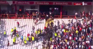 LETELE BAKLJE, STOLICE: Ovako su izgledali sukobi sa žandarmerijom i tuče… (VIDEO)