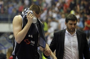 TAKO CENTAR CRNO-BELIH ODGOVARA: Milutinov u NBA stilu ‘zalepio’ Blažiča i Zvezdu! (VIDEO)