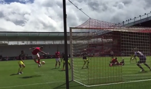 FUDBALSKA MAGIJA ZA SVA VREMENA: Na ‘pašnjaku’ engleskih ‘beton liga’ viđen gol za basne (VIDEO)