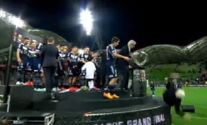 POGREŠI ČOVEK: Predsednik FS Australije delio medalje pa pao sa bine (VIDEO)