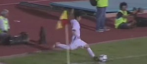 ZA GINISA: Ova fudbalerka daje golove iz kornera I LEVOM I DESNOM! (VIDEO)