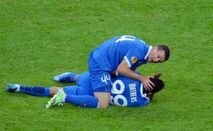 JEZIVO: Fudbaler Dnjepra pao kao nokautiran bez kontakta (VIDEO)