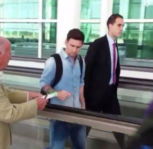 PA ŠTO TAKO? Zbog čega je Mesi ovako ‘iskulirao’ simpatičnog starca!? (VIDEO)