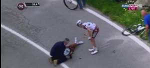 ĐIRO D’ITALIJA: Težak pad italijanskog bicikliste /VIDEO)