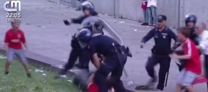 ŠOKANTNO: Policajci tukli navijača Benfike pred njegovom decom i ocem! (VIDEO)