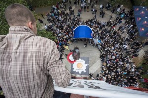 BEOGRADSKI ZAKON GRAVITACIJE: Kako bezbedno prizemljiti jaje sa 15 metara pokazaće nam beogradski studenti