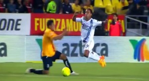 BAŠ SE OBRUKAO: Ronaldinjovo sramotno simuliranje (VIDEO)