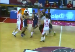 ŽESTOK OBRAČUN NA SVIM KRAJEVIMA TERENA: Evo kako je došlo do tuče u Železniku! (VIDEO)