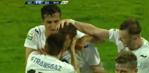 TAKO RUMUNI SLAVE: Daš gol za pobedu u 90. minutu i dobiješ od saigrača – poljubac u usta! (VIDEO)