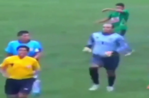 SUDIJA, PAZI LEĐA: Nikada ne znaš da li na golu stoji baš ovaj – peruanski Brus Li (VIDEO)