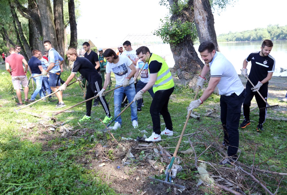NA TERENU RIVALI, ALI ZAJEDNO ZA LEPŠI BEOGRAD: Partizanovci i Zvezdaši čistili grad! (FOTO)