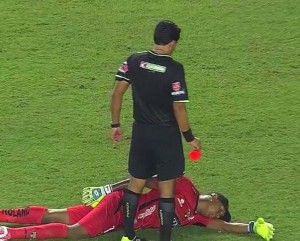 KAKVA SCENA: Sudija dao crveni karton ‘preminulom’ golmanu (VIDEO)