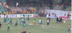 TRAGEDIJA: Poginuo navijač u Hondurasu tokom tuče na terenu (VIDEO)