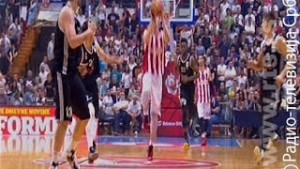 Luka Mitrović ubacuje trojku sa polovine terena