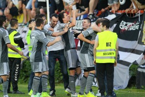 SLAVLJE VEĆ POČELO: Spremne i perike za proslavu titule u Humskoj (FOTO)