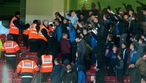 ‘LAJT’ VARIJANTA: Navijači Sitija i Junajteda kopirali Delije i Grobare, ali nisu im ni do kolena (VIDEO)