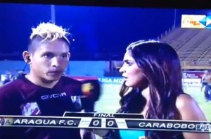 DVE ‘MUVE’ JEDNIM UDARCEM: Pomahnitali navijač karate udarcem oborio fudbalera i lepu reporterku (VIDEO)