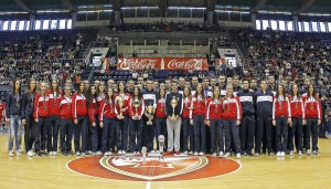 FOTOGALERIJA: Delije pozdravile šampione, Bobi se igrao sa ‘limenkama’