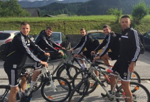 MOGU I TAKO: Fudbaleri Čukaričkog biciklima na trening